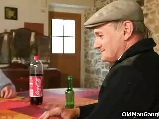 Cereza en sex real casero el fondo rasgado, Señor